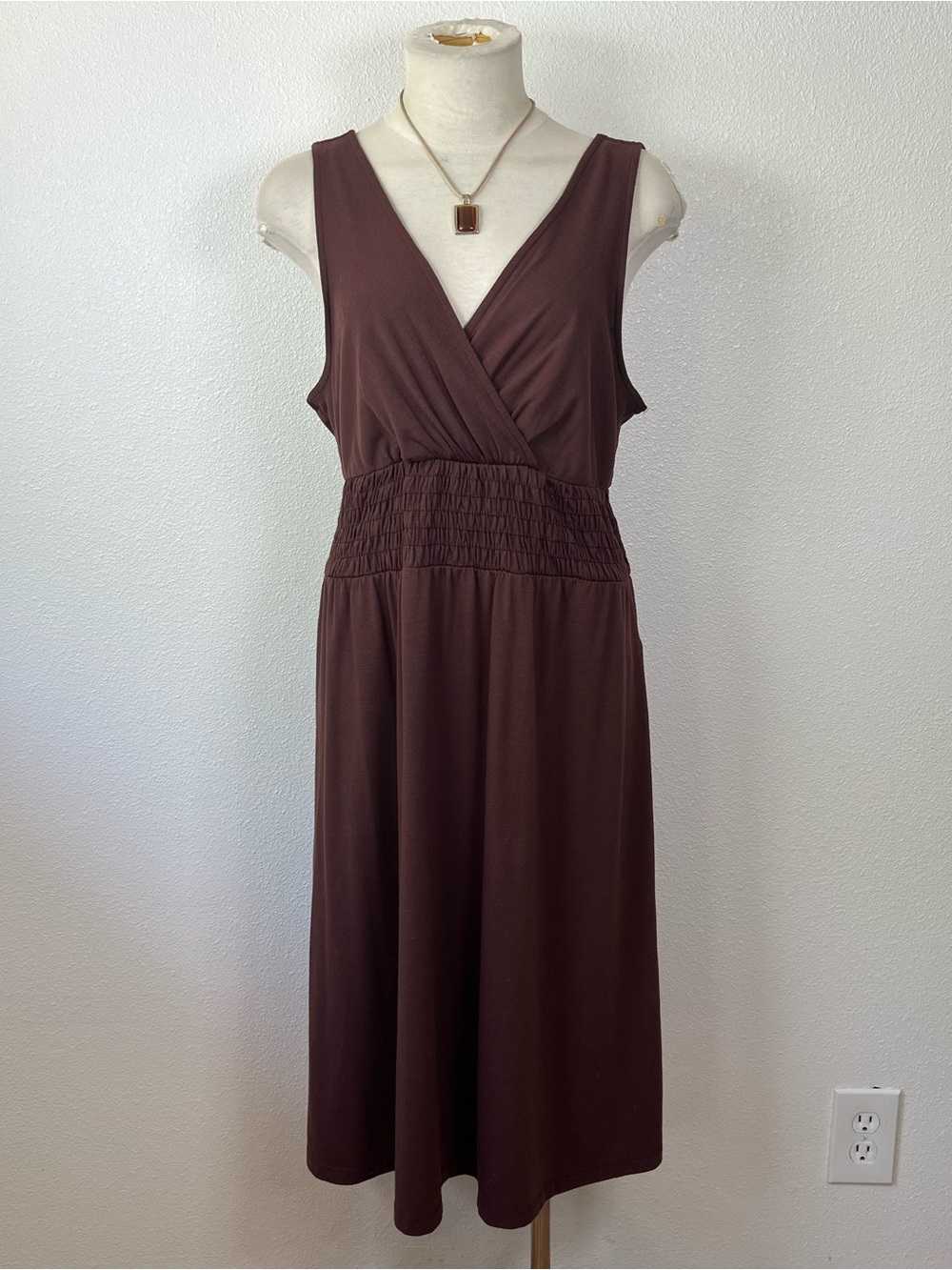 Women’s Brown Sleeveless V-Neck Midi Dress